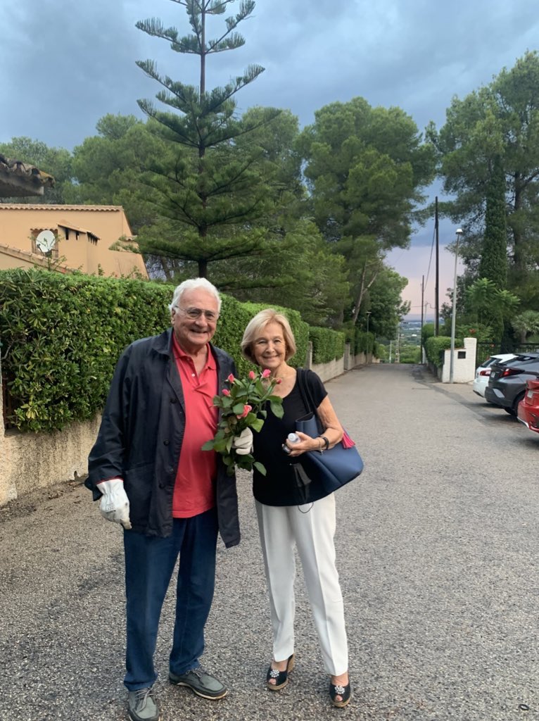 BeneytoGrau's tweet photo. como ha recibido hoy mi abuelo a mi abuela 🥰🥰🥰🥰 https://t.co/8fUDarcsxe