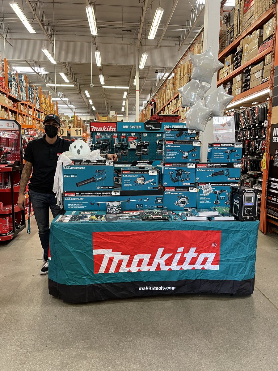 ProDS0687's tweet photo. Happy Thursday! Thank you to our #makita and  #milwaukee vendors for participating in our pro appreciation event. #proxtraperks @VelaSulema @chad_sotelo @HectorThd @RayaTrina @claudia89065785 https://t.co/6CLAGaP2iV