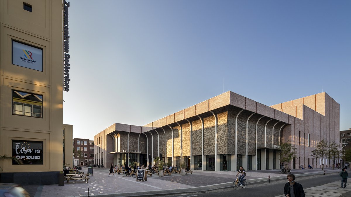 🎉 Felicitaties voor <a href="/HartvanZuid/">Hart van Zuid Rotterdam</a>  en architectenbureau <a href="/dezwartehond/">De Zwarte Hond</a>. Theater Zuidplein is vanavond in de categorie ‘Leefbaarheid &amp; sociale cohesie’ verkozen tot beste gebouw van het jaar!
