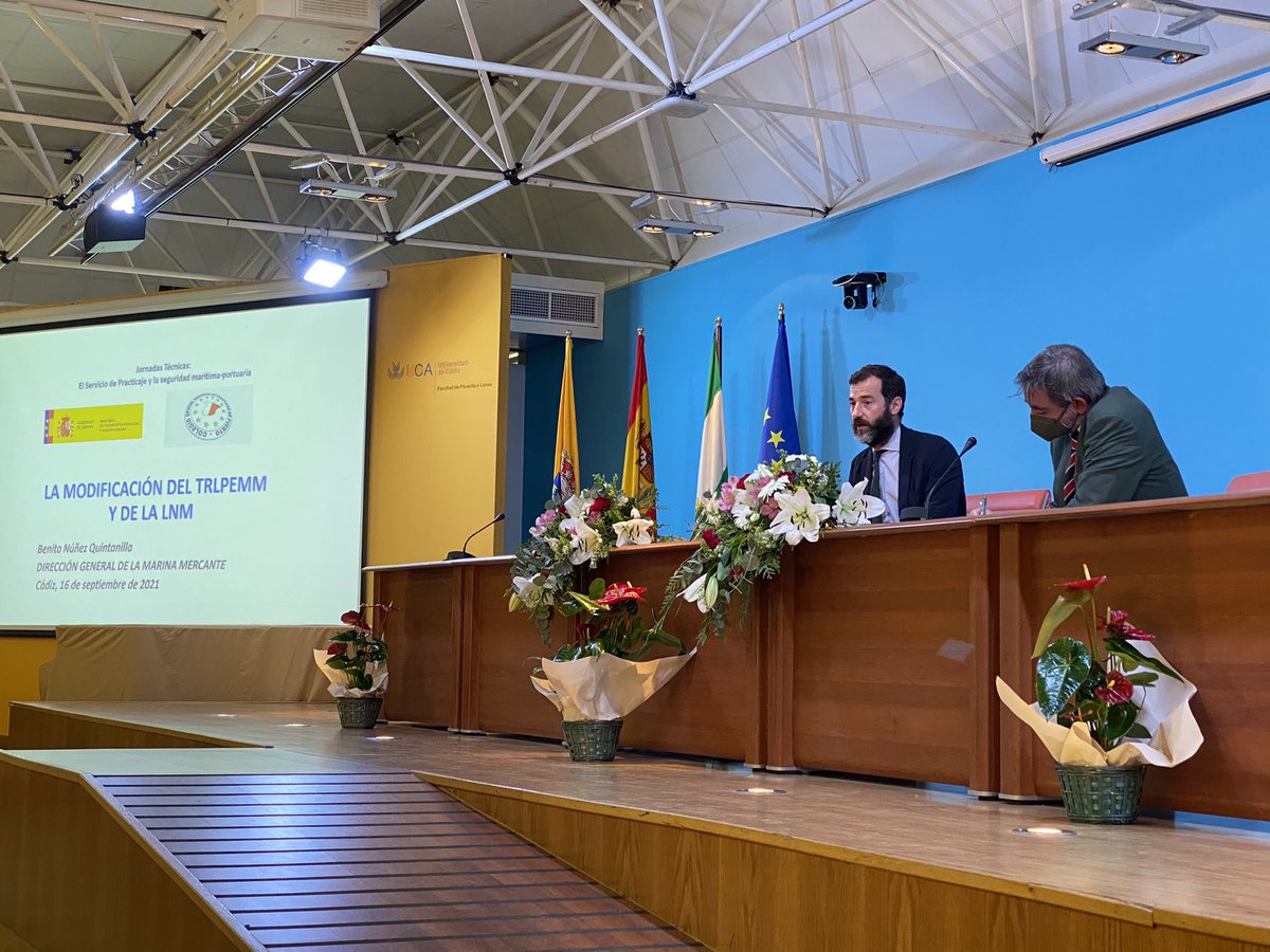 craMaleV's tweet photo. El Director de la DGMM durante su ponencia en las jornadas técnicas sobre el Servicio de Practicaje y la Seguridad Marítimo-Portuaria
#practicosdepuerto #harbourpilots #practicaje
https://t.co/JZ4z56GWgF https://t.co/IXqgd6tvyI