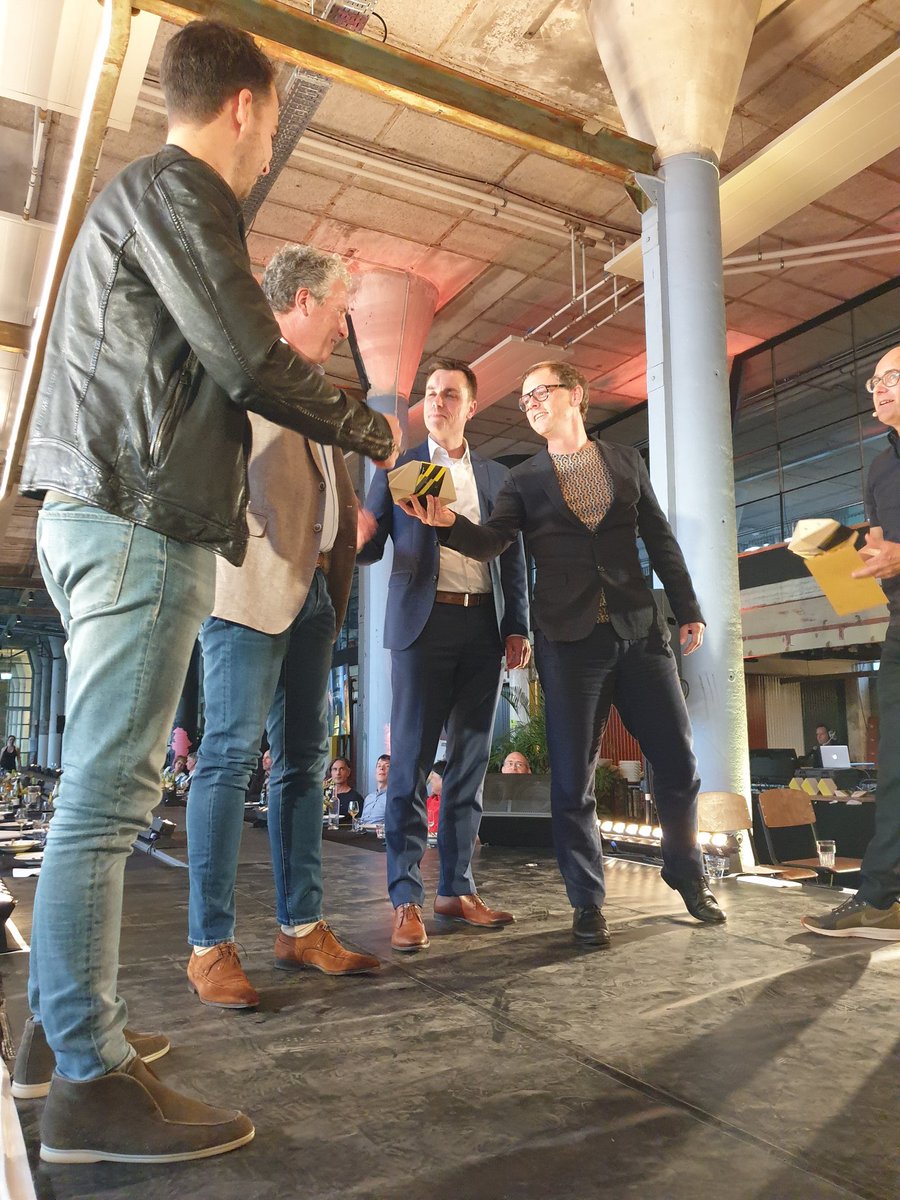 Theater Zuidplein in <a href="/HartvanZuid/">Hart van Zuid Rotterdam</a> is gekozen tot Beste gebouw van het Jaar 2021 in de categorie leefbaarheid en sociale cohesie! Wat zijn we ontzettend trots op dit resultaat en onze samenwerking! Dank <a href="/BNA_nl/">BNA</a> @Stadmakers010 <a href="/heijmansnl/">Heijmans</a> <a href="/BallastNedam/">Ballast Nedam</a> <a href="/dezwartehond/">De Zwarte Hond</a> <a href="/_studiorap/">Studio RAP</a> 🙏