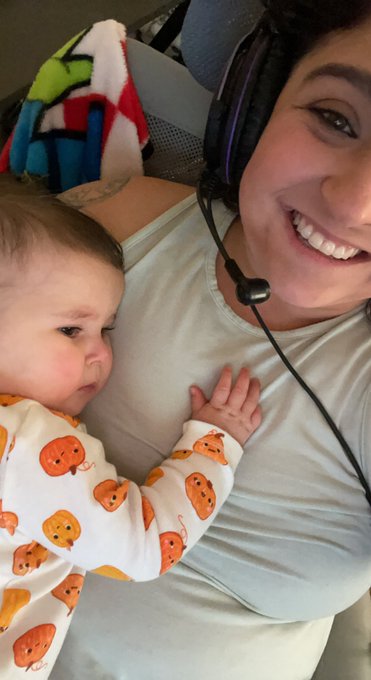 Steaming buddy 😍 #smallstreamer #twitchlive https://t.co/cKxIs5nzrL<a href="/tag/smallstreamer"class="tags">#smallstreamer</a><a href="/tag/twitchlive"class="tags">#twitchlive</a>