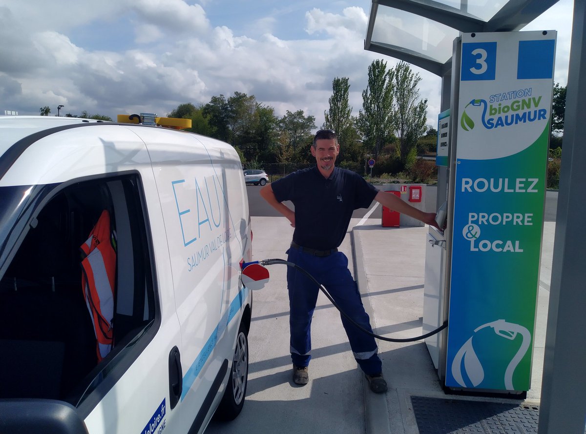 Cl_marchand's tweet photo. Le @GroupeSaur accompagne @SaumurAgglo dans sa politique RSE d'éco-mobilité. En investissant dans 14 véhicules roulant au Bio GNV produit localement, le @GroupeSaur réduit son empreinte carbone et économise 50 tonnes de CO2/an.
#defendreleau https://t.co/aZzuKyUBB3