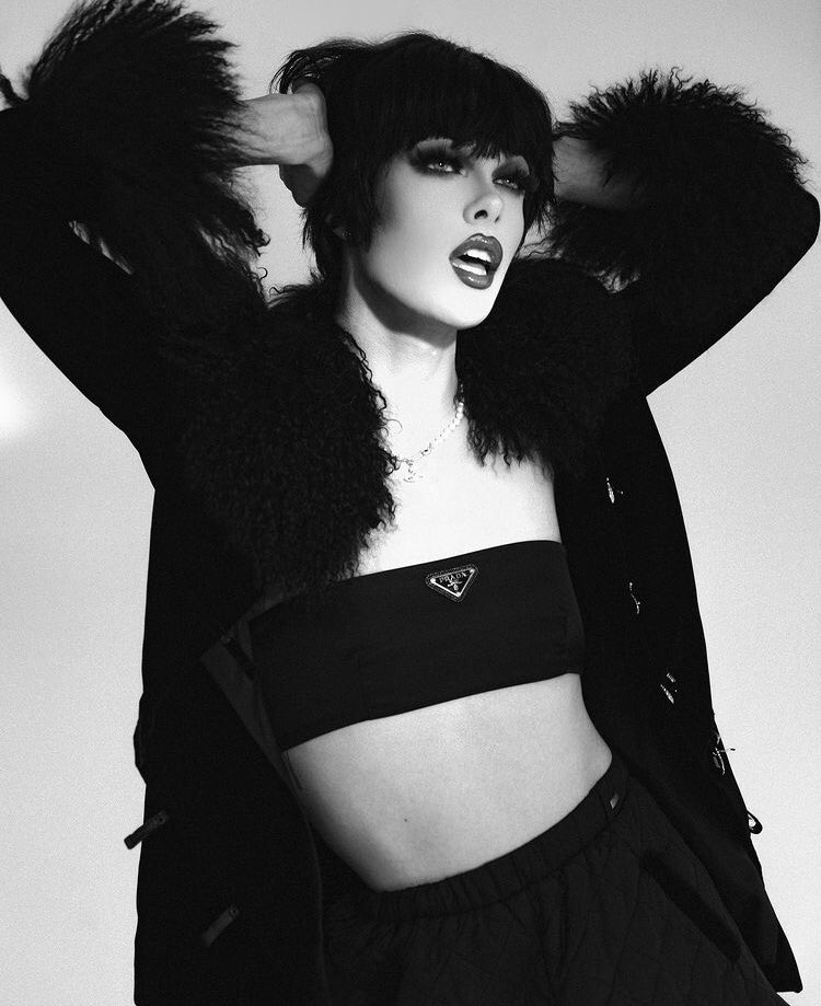 psychedeIique's tweet photo. GIGI IN BLACK HAIR OWNS ME https://t.co/0OLZLMl4JL