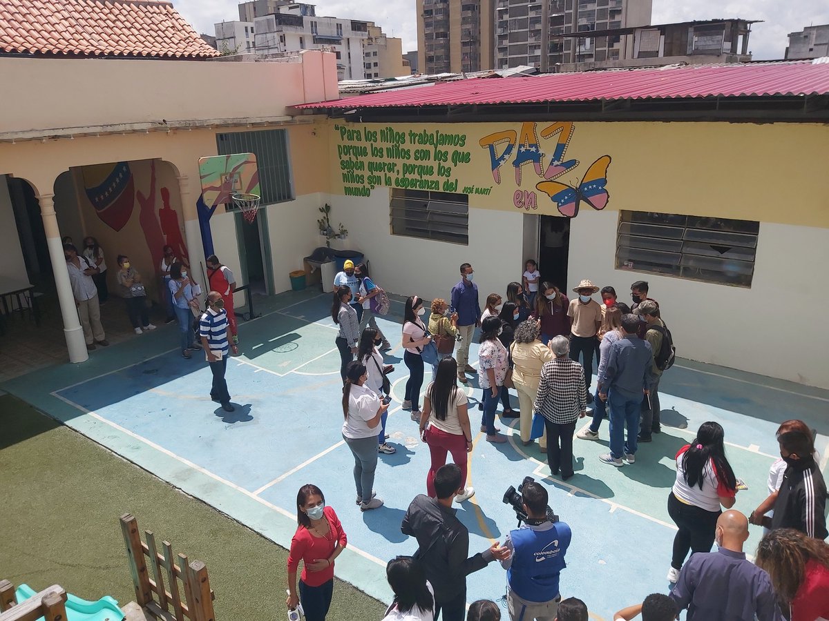 Hoy acompañamos a la ministra de educación <a href="/_LaAvanzadora/">Yelitze Santaella</a> a la UEN esteban gil borges al inicio del año escolar 2021-2022 con la formación de los docentes así como instruyó el presidente <a href="/NicolasMaduro/">Nicolás Maduro</a> los maestros retornan a las aulas con todas las medidas de bioseguridad.