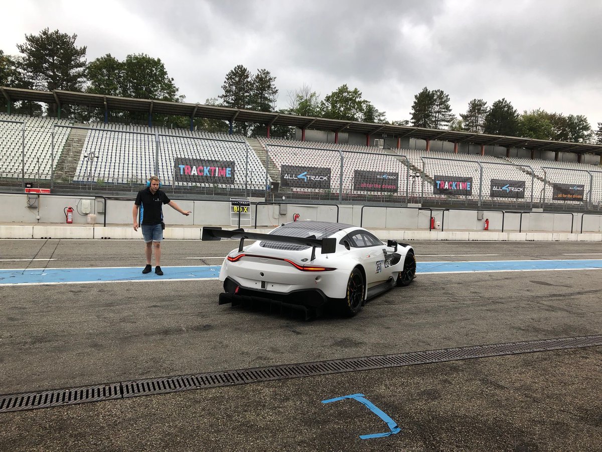 News von Dörr Motorsport: Fürs kommende GTC Race legen wir nochmal richtig nach. Dino Steiner und Phil Dörr werden zum allerersten Mal auf einem Aston Martin Vantage GT3 an den Start gehen! #herzrasen