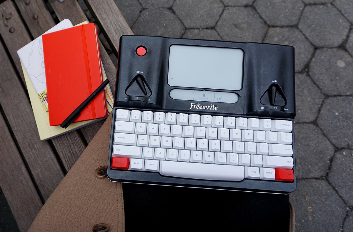 MIT_alumni's tweet image. Tens of thousands of writers are skipping spell check &amp;amp; bigger screens for this distraction-free writing device created by MIT alum-cofounded @Astrohaus. bit.ly/2VDe3CB #hemingwrite