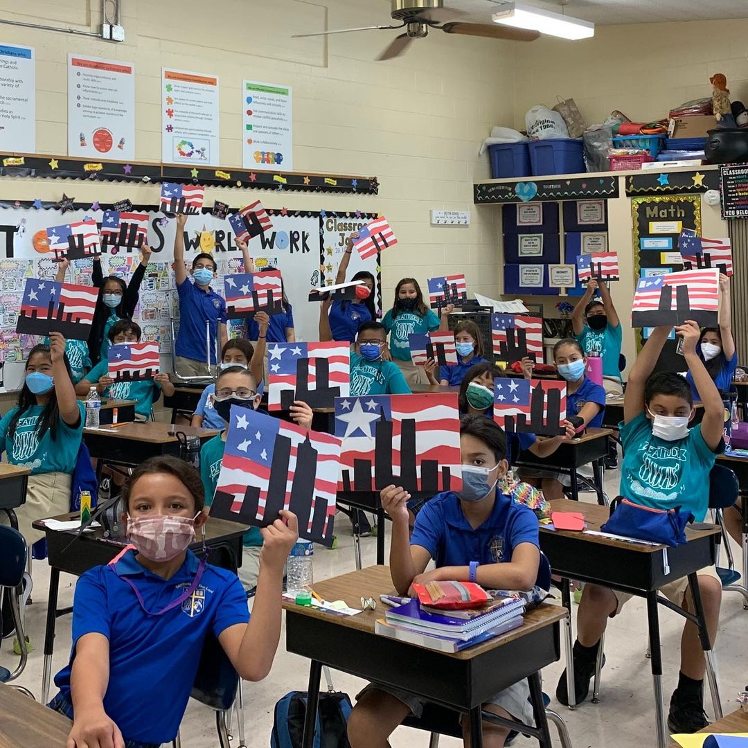 CatholicEdLA's tweet image. In remembrance.

. . . 

@beatitudes_bobcats 🇺🇸 Last week, our 4th and 5th graders created these art pieces in remembrance of 9/11 🇺🇸