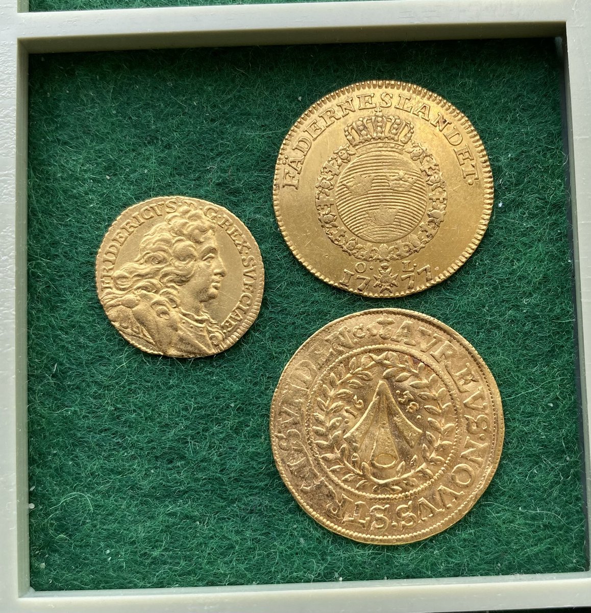 Några trevliga guldmynt har just blivit sålda.