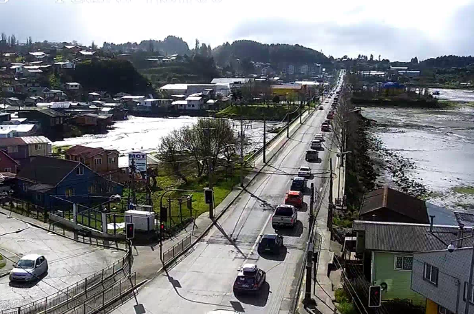 TTILosLagos's tweet photo. ⚠️ [16:15] #Castro: alto flujo vehicular en #Ruta5 entre sector #PuntaDiamante y #TenTen de sur a norte. Conduzca con precaución, respetando distancia entre vehículos y velocidad permitida 🚗 #Chiloé https://t.co/CqpNS3XlCU
