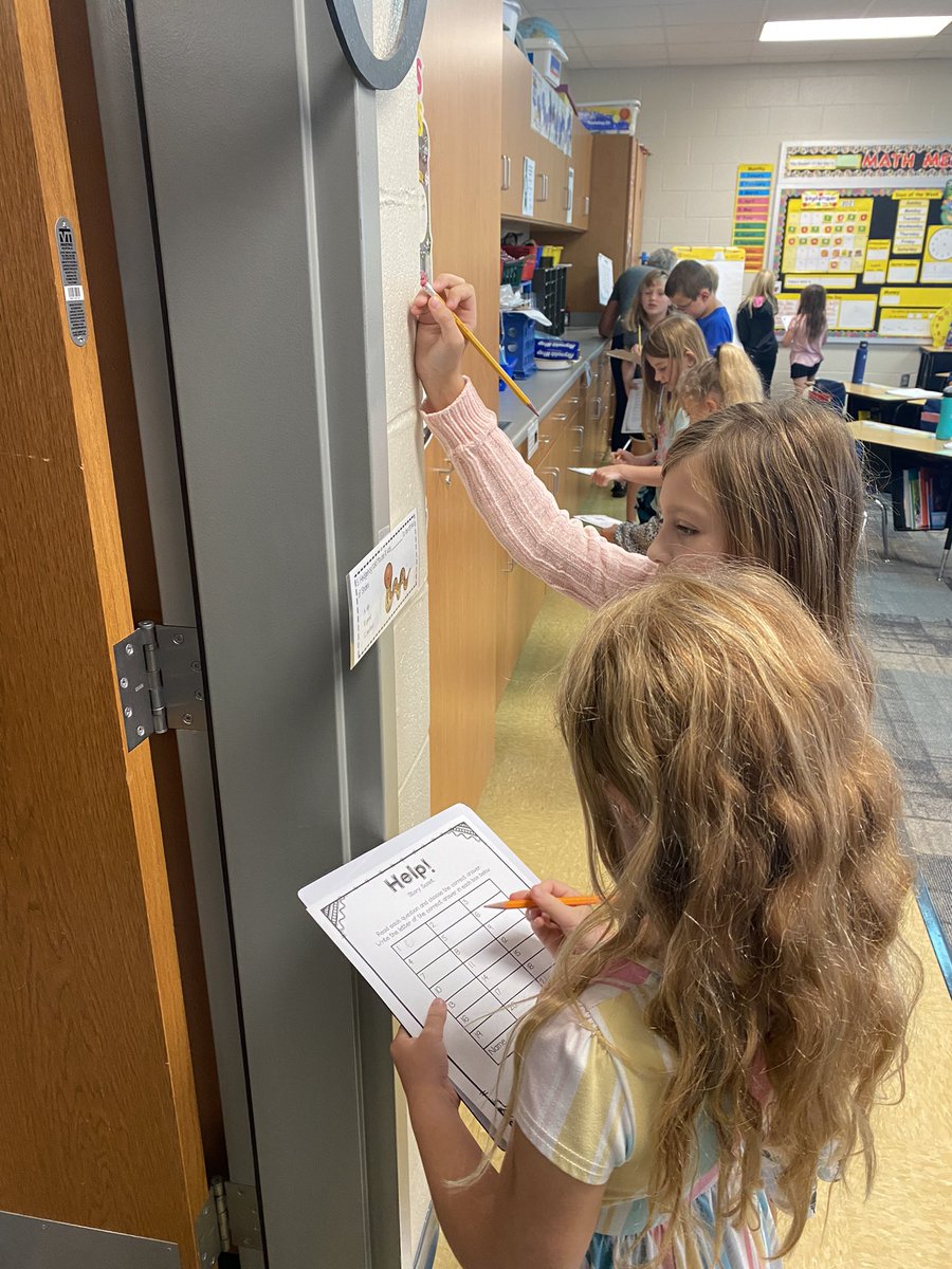 Jennifer1266's tweet photo. We played a fun game of Scoot this morning to review details from the story we have reading. #clockpartners #lakeviewvikes @ShellCreekVikes https://t.co/rHnqhRNkLz