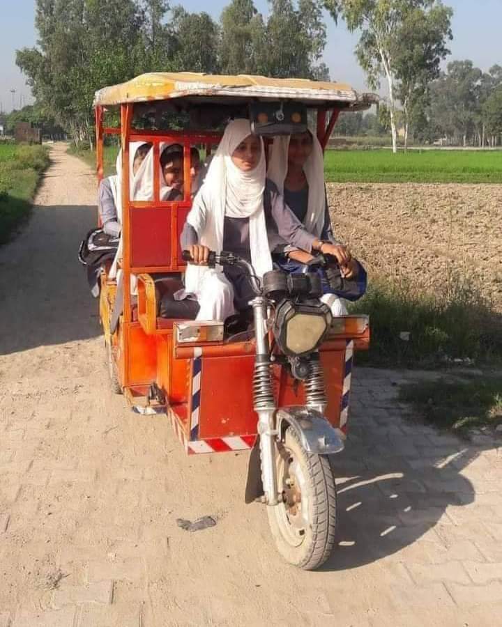 ये तस्वीर उत्तर प्रदेश के एक छोटे से गाँव की है ,गाँव में इंटर कॉलेज न होने की वजह से #ये_बच्चियां खुद रिक्शा चला कर अपने गांव से कई किलोमीटर दूर टांडा शहर में सन राइज़ इंटर कॉलेज में पढ़ने जाती हैं... 
#पढ़ाई_का_जज़्बा , इन बच्चियों के ज़ज़्बे को सलाम कीजिये।