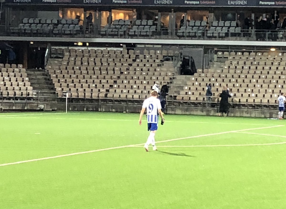 Best individual performance in this match was Riku Riski coming to hand out high-fives and autographs to the row of die-hard kids who had stood on the 1st row of the east stand for much of the game 👏 #HJK #UECLfi @hjkhelsinki