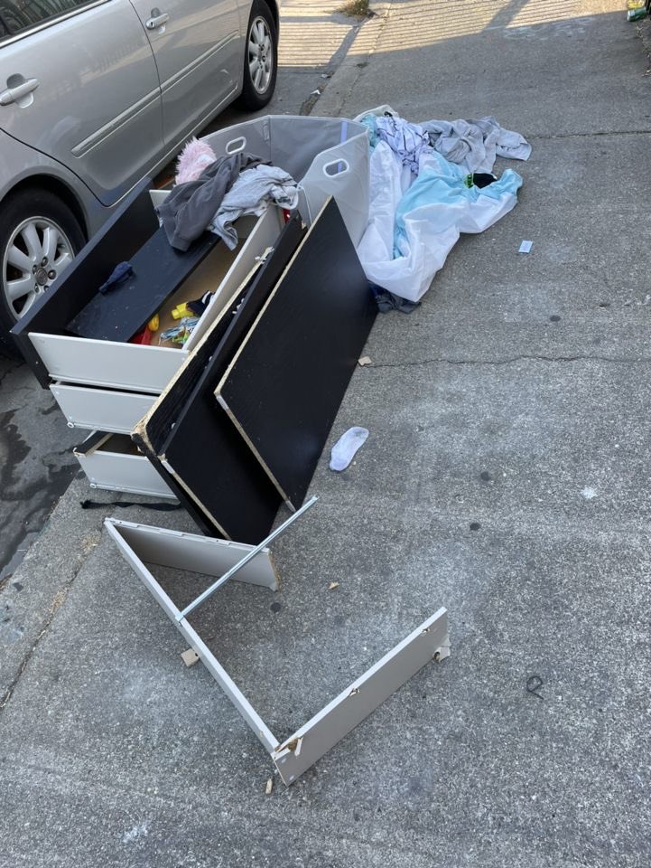 BayAreaBins's tweet photo. Around 8pm last night a client reached out asking BABS to handle a trash cleanup situation for their property, by morning our team had everything clean and cleared out. 

🔦 Doesn’t matter when, where or what time, day or night…Send out the BABS signal and our team is there! 🔦 https://t.co/YK5b3AIC1p