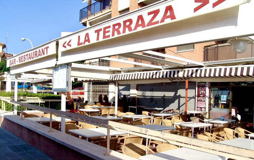 BeachFlag's tweet photo. Después de todo el día jugando en la playa apetece sentarse, relajarse, compartir la experiencia con compañeros, rivales… ¿Ponemos el fin de fiesta en el restaurante La Terraza? ¡Muchas gracias por colaborar con nuestro IV #BEACHFLAGTORREDEMBARRA 🦎🏈💪🏼☀️ https://t.co/BryvPzHsH7