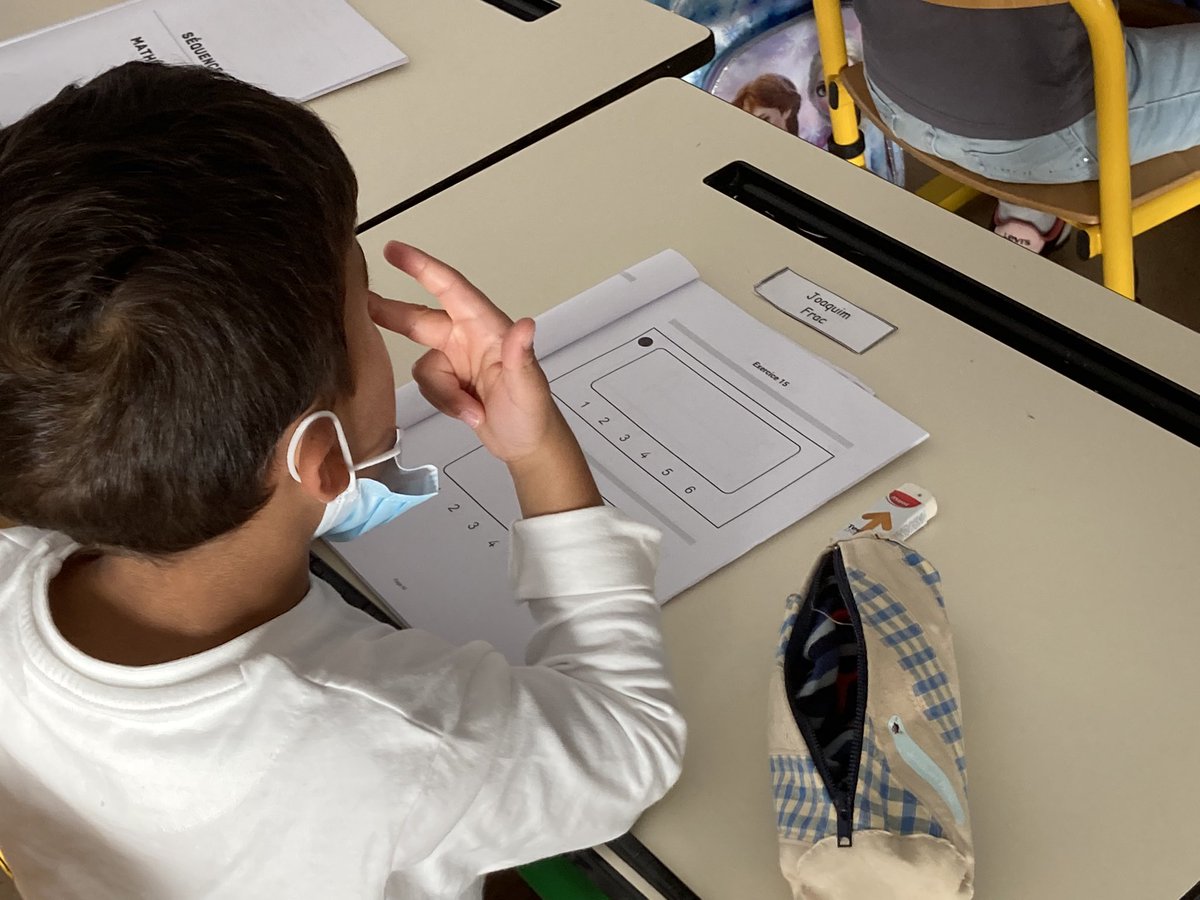 Sous le regard bienveillant de la directrice, les CP de l’école des Capucins de Commercy s’appliquent pour passer les évaluations nationales. <a href="/DSDEN55/">DSDEN55</a>