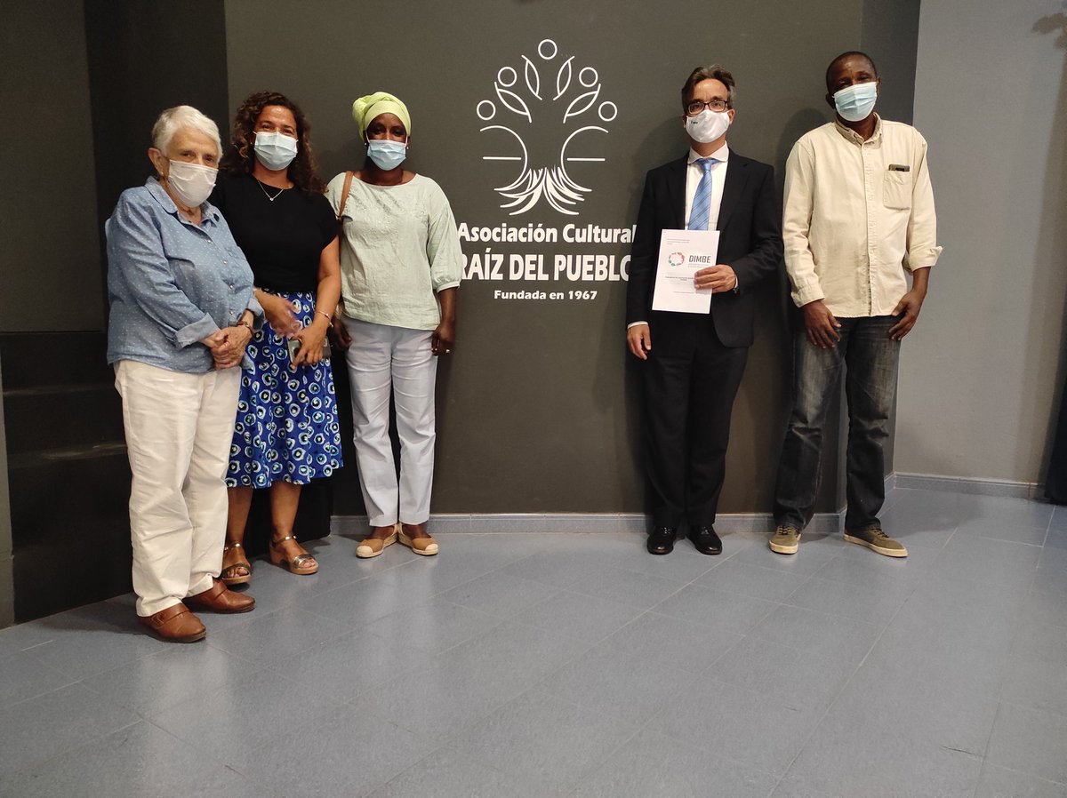 Direccion_ECCA's tweet photo. Reunión con Asociación Multicultural De Mujeres Mauritanas #DIMBE en locales de Asociación Raíz del Pueblo. @raizdelpueblo #Fuerteventura. Nos presentan informe sobre #MGF #Canarias. Desde @radioecca nos asesoraremos con  @mundocooperante @Entreculturas @ALBOANongd Xa aprender. https://t.co/Jv02xdgFvf