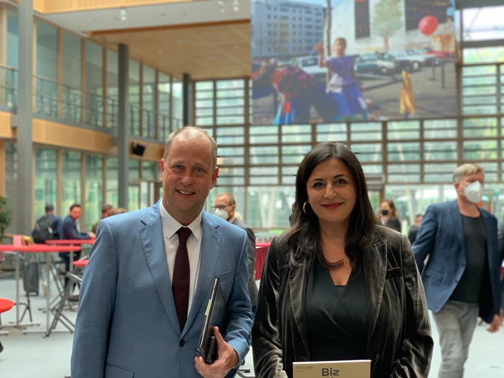 DuezenTekkal's tweet photo. Fremde ist – wo du gekränkt wirst als Mensch. Wo du akzeptiert wirst als Mensch gibt es nie Integrationsprobleme - gibt es nirgends eine Fremde“. 
( Yüksel Pazarkaya) Danke an @ChancenNRW für eine ganz besondere Veranstaltung zu 60 Jahren Deutsch-Türkischem Anwerbeabkommen. 🤍 https://t.co/aVroPTbZJB