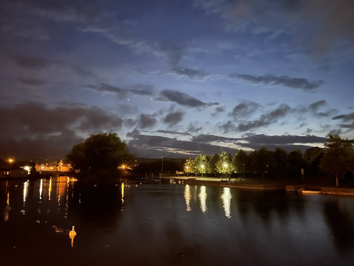 CarlowWeather's tweet photo. You know the evenings are closing in when I’m grabbing my @bodylitegear for a run. A lovely evening here in the Southeast before the rain arrives later. https://t.co/lBNl4IPii9