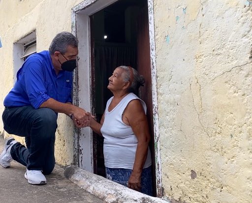 ENZOSCARANO's tweet photo. Nuestro estado lo arreglaremos con la gente, el esfuerzo será de todos, el sentido de pertenencia volverá a #Carabobo. Cada vecino será vigilante de sus proyectos, porque participarán en su construcción.

Así tendremos mejores ciudadanos y  mejores servidores públicos. https://t.co/H1q6XPpuDK