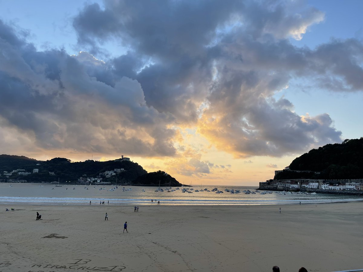 AlexMekk's tweet photo. @Mithranda @filmbtsea Grappig! Ik doe zo'n beetje hetzelfde maar dan heel ergens anders. #filmliefde #SanSebastian #filmfestival https://t.co/3Rrasy2kzt