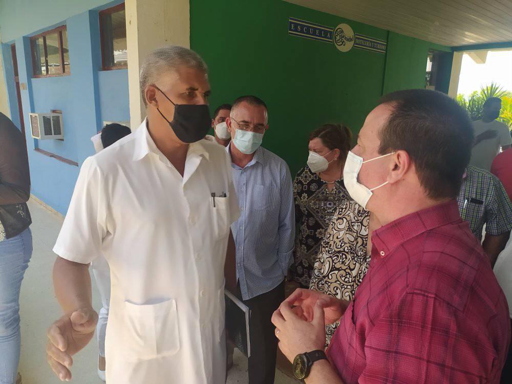 MINSAPCuba's tweet photo. Hasta la Escuela de Hotelería y Turismo, extensión del hospital Tomás Carrera Galeano, de #Trinidad,  donde ingresan personas de alto riesgo y con síntomas de gravedad, llegó @japortalmiranda para conocer el seguimiento a los pacientes allí hospitalizados. 

#CubaPorLaVida https://t.co/QU6TuyWmXT