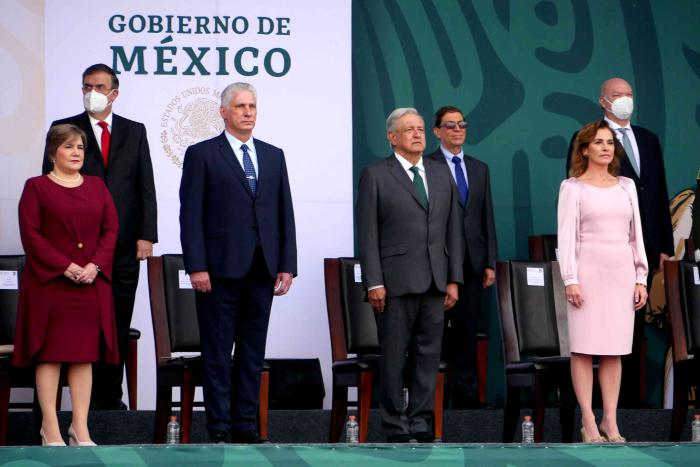 nataliauci16's tweet photo. «Como expresara #Fidel en un Acto de Amistad Cubano-Mexicana celebrado el 2 de agosto de 1980: “¡Nada soportaremos contra #México! lo sentiremos como propio. ¡Sabremos ser fieles a la amistad que han forjado siglos de historia y de hermosos principios comunes!”» @DiazCanelB #Cuba https://t.co/Hrg1M2N9mB