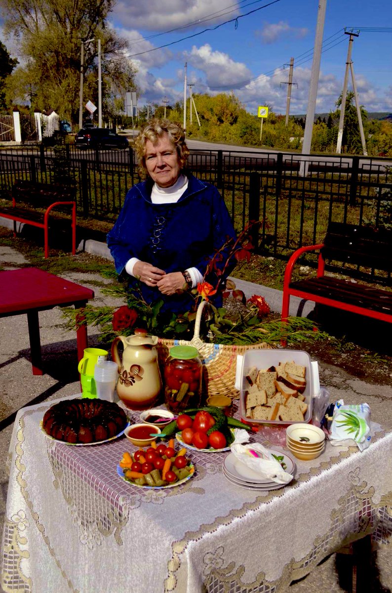 11.09.2021 в селе Солнечная Поляна прошёл фестиваль «Домашний Погребок» совместно с днём села. На празднике были вручены памятные знаки «За служение людям» и Почетные грамоты главой городского округа Жигулевск С.Н. Федотовым. Соленья, варенье, чай и хорошее настроение весь день.