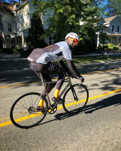 Sunday snap from the 125km coffee run.
Back on my super light... bit.ly/3Ahn975