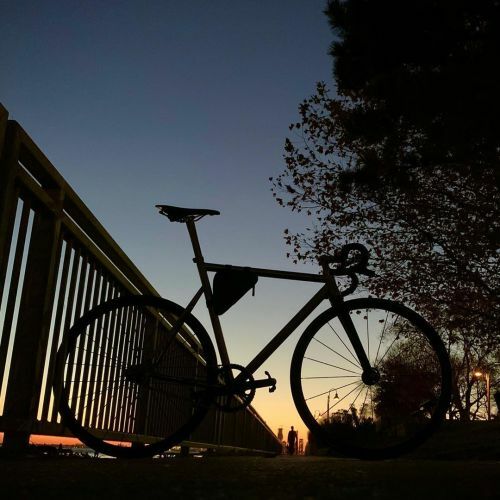 Sunsets and frame bags. 
.
.
.
#allfixedgear #trackbikes... bit.ly/3tLP2Sg