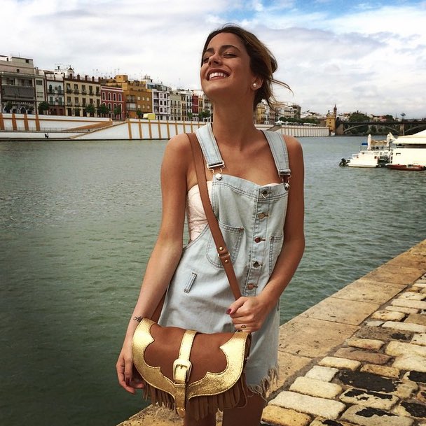 ThrowbacksTini's tweet image. .@TiniStoessel via Instagram 7 years ago today ‘#Sevilla con mi carterita @dmlizzy ❤️❤️❤️😎😎😎’ (she deleted) (16th September 2014)