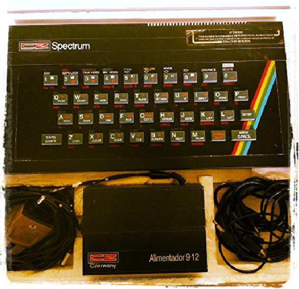 SimpleVulnManag's tweet photo. La CZ Spectrum fue mi primer computadora, me la regalo mi viejo para el dia del niño. Aprendi a programar y a esperar 1 hora para que se cargue un jueguito y jugar un rato. Muchos años de alegria. https://t.co/7syDuG2TYB https://t.co/zD6JxCjbWL