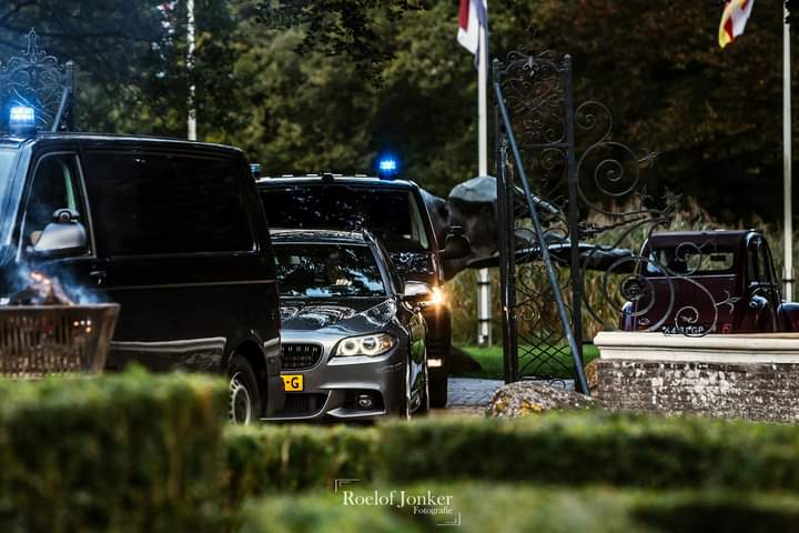 roelofjonker's tweet photo. Dat was nog eens een binnenkomst als bruidspaar

#bruiloft #Havixhorst #CANON #fotografie @DeHavixhorst https://t.co/Ult5CnLk8h