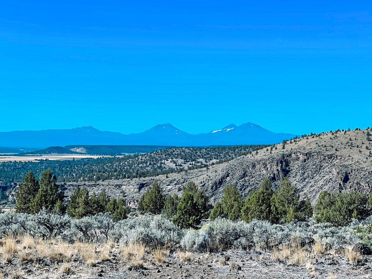 dahliadivinepdx's tweet photo. The view from my patio of the #Cascades #DateBend https://t.co/ohwPXQRRaE