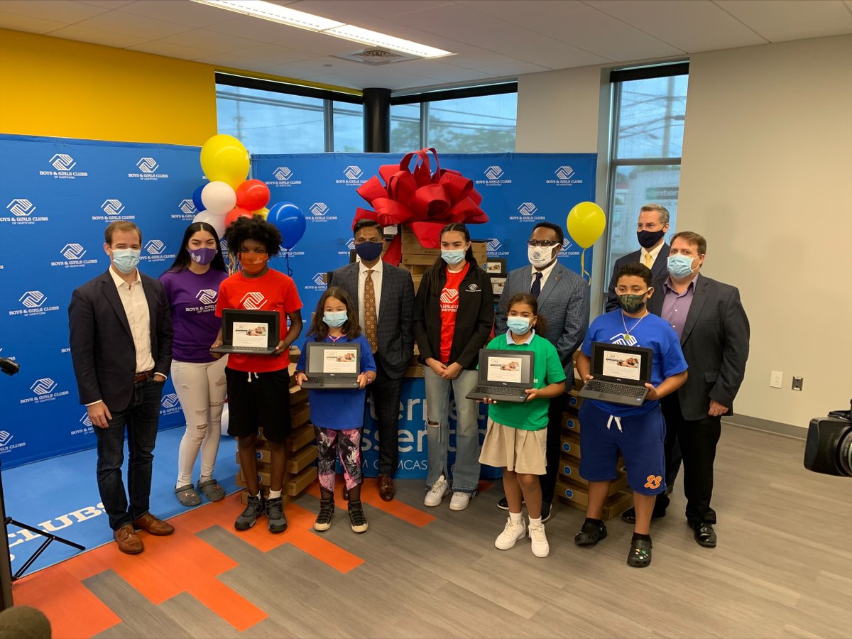 ComcastNewEng's tweet photo. We joined with @BGCHartford and @MayorBronin today to announce a donation of 500 new laptops and a $25,000 grant for their new South End Clubhouse, thanks to #InternetEssentials. https://t.co/5OM4HFQpLo https://t.co/kte4boHoaX