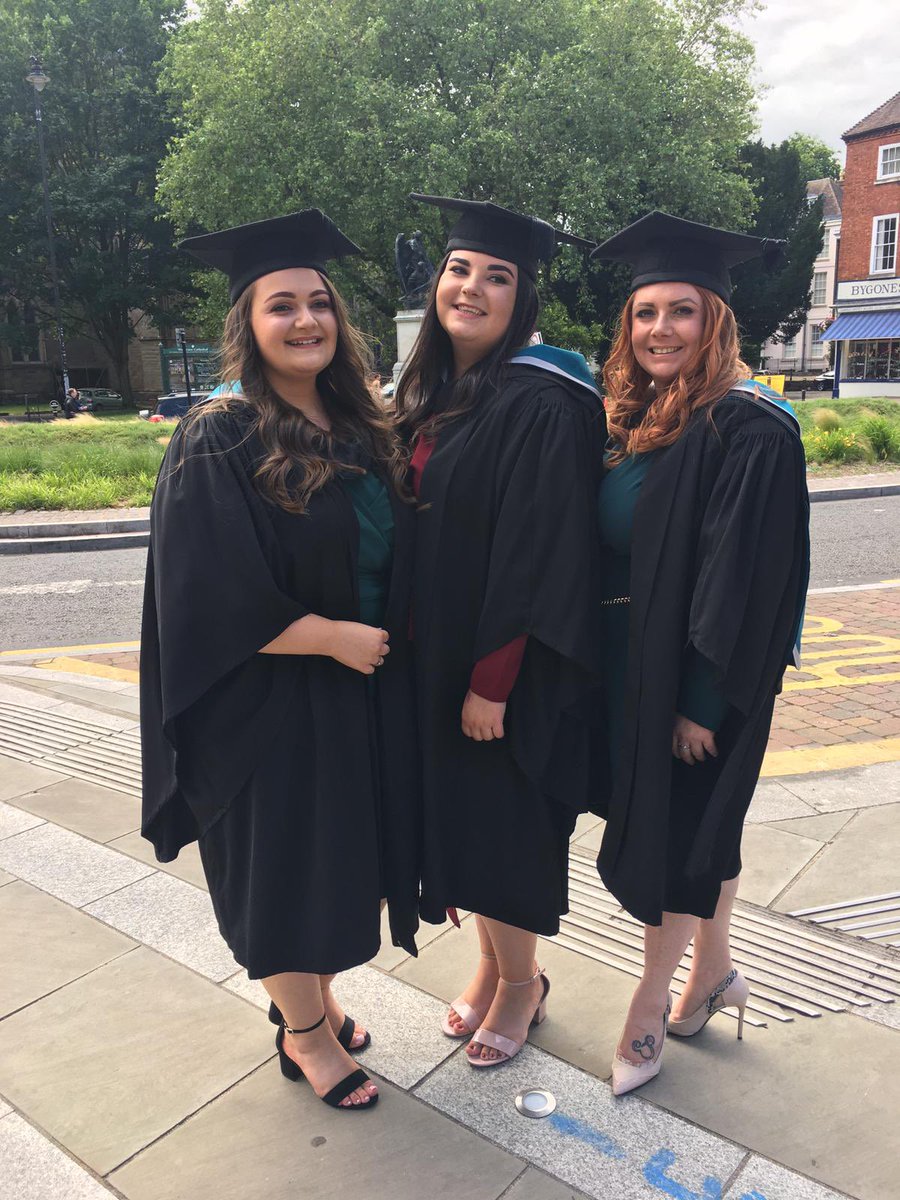 georgiabishop7's tweet photo. Still the best moment☺️🎓 Look at you ladies 😍 @_giovannina @Kellychaz1981 https://t.co/3CveGEhRvm