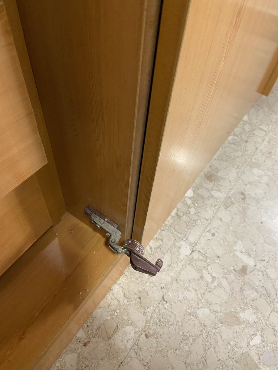 ChemaPrados's tweet photo. Alucino con la publicidad de facebook y hasta donde están metiendo las narices. 2 fotos que eché ayer a un viejo armario con el iPhone. En vídeo en el siguiente tweet la publicidad que me muestra hoy facebook https://t.co/zdTRBpcy6k