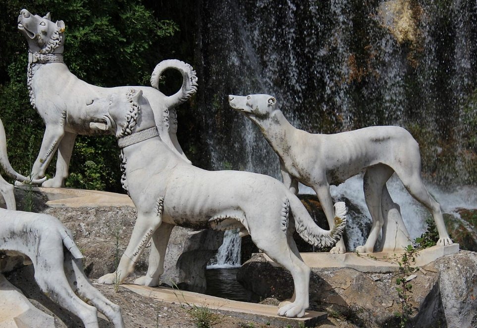 CUÉNTAME UNA ESCULTURA. 

¿Qué mirarán estos perros cazadores con tanta atención?