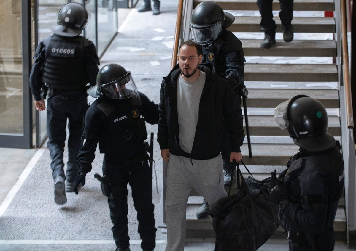 NiEstatNiRei's tweet photo. Hoy, el rapero Pablo Hasel cumple 7 meses en prisión por cantar contra la Casa Real. Mientras, el mafioso de Juan Carlos I lleva más de un año en una isla privada de Abu Dhabi.

¡Libertad Pablo Hasel! https://t.co/AvpBZR3cMo