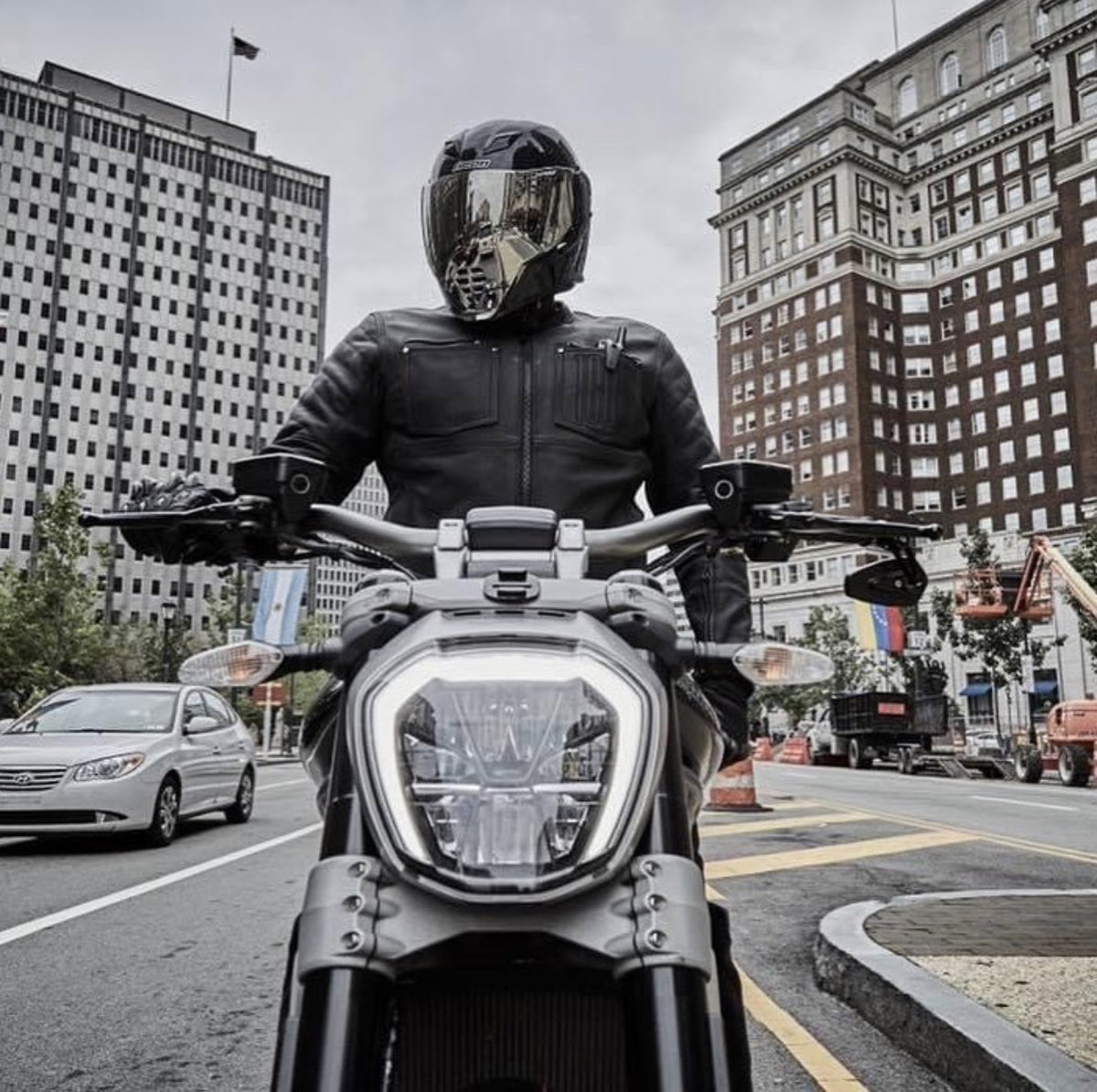 Rollin' and patrollin'...

Featured Gear: Airflite helmet
•
•
🏍️: @mrblackmosesofficial #icon1000 #onepossiblefuture #Airflite #GlossBlack #iconhelmet #DucatiDiavel