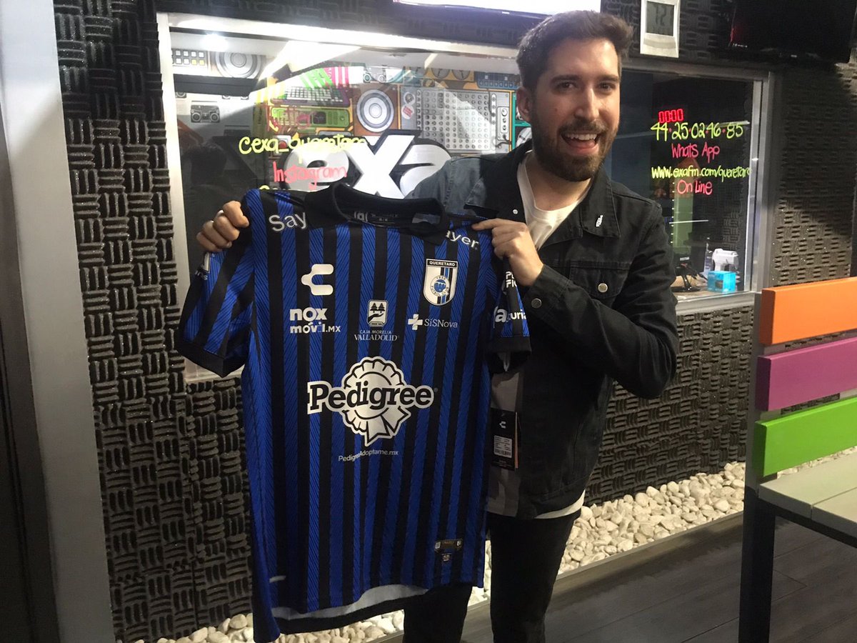Club_Queretaro's tweet photo. ¡Ah, qué chulada! 🔥

Ese jersey tiene mucho #OrgulloDeGallo, @ALEXFDZ. 

¡Bienvenido a Querétaro! https://t.co/Tzpy8q1be6