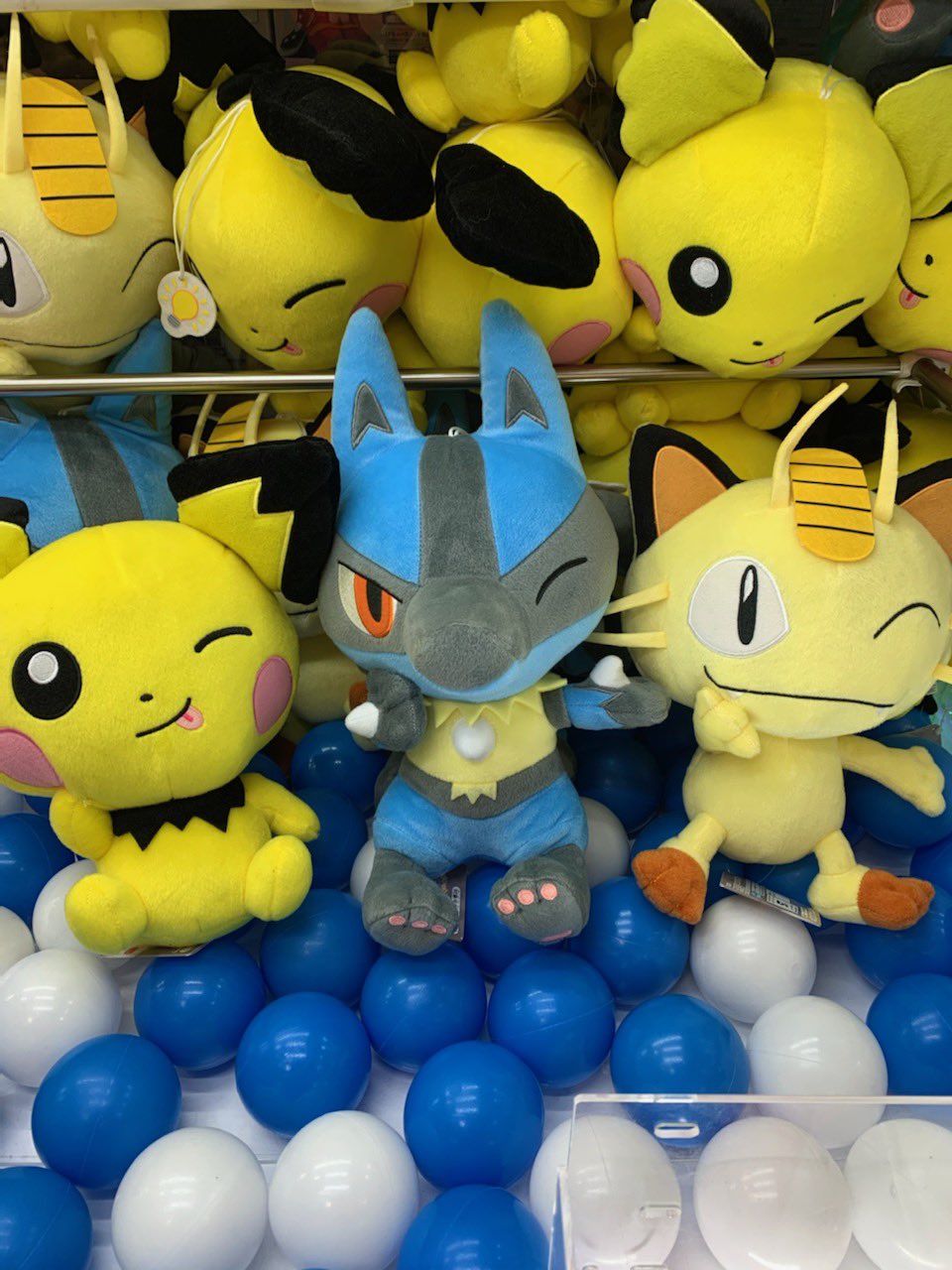 アミュージアム 公式 アミュージアム高松店 景品情報 ポケットモンスター でっかいコロっとまんまるぬいぐるみ わるだくみ ニャース ピチュー ルカリオ わるだくみしてるけど可愛らしさがにじみ出ちゃう3匹が登場です 店舗情報