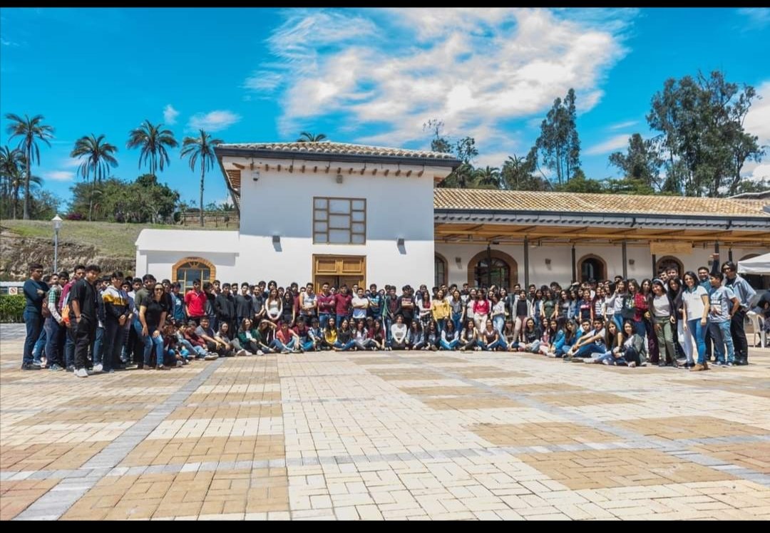 karen201916's tweet photo. Mi primer día en Yachay Tech donde conocí a grandes mentes provenientes de todo rincón del Ecuador quienes tenían y tienen el afán de hacer ciencia.
Orgullosa de pertenecer a esta gran universidad.
Universidad Yachay Tech no es Siembra EP
#somosyachaytech  #Yachayesciencia https://t.co/hJervr0GfY