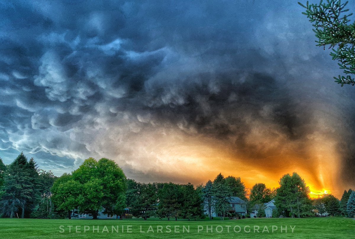 steph_larsen's tweet photo. Fantastic sunset &amp; clouds tonight before the storms tonight. #storms #sunset #clouds @FOX9 @ian_leonard @WeatherNation @StormHour @NWSTwinCities @wccoweather @weatherchannel @BelindaKARE11 @kare11wx https://t.co/6BAtDwWdvP