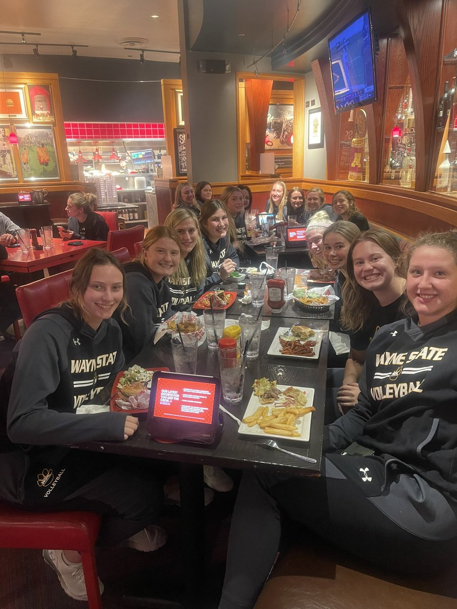 WSCWildcatVB's tweet image. Road warriors back at it this weekend. 🚌 Stopped for some food on our way to Duluth. Play at UMD tomorrow at 6:00pm. #ontheroadagain #noinbetween