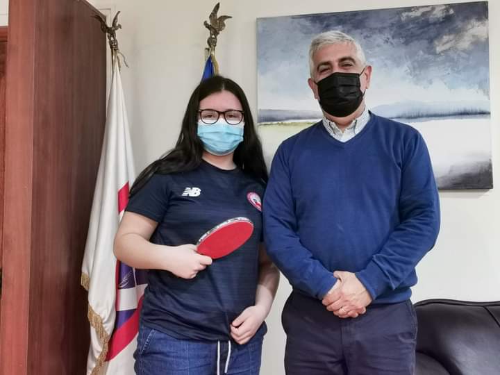 Alcalde Roberto Quintana recibe a lajina seleccionada nacional de tenis de mesa, Judith Parra Calabrano.