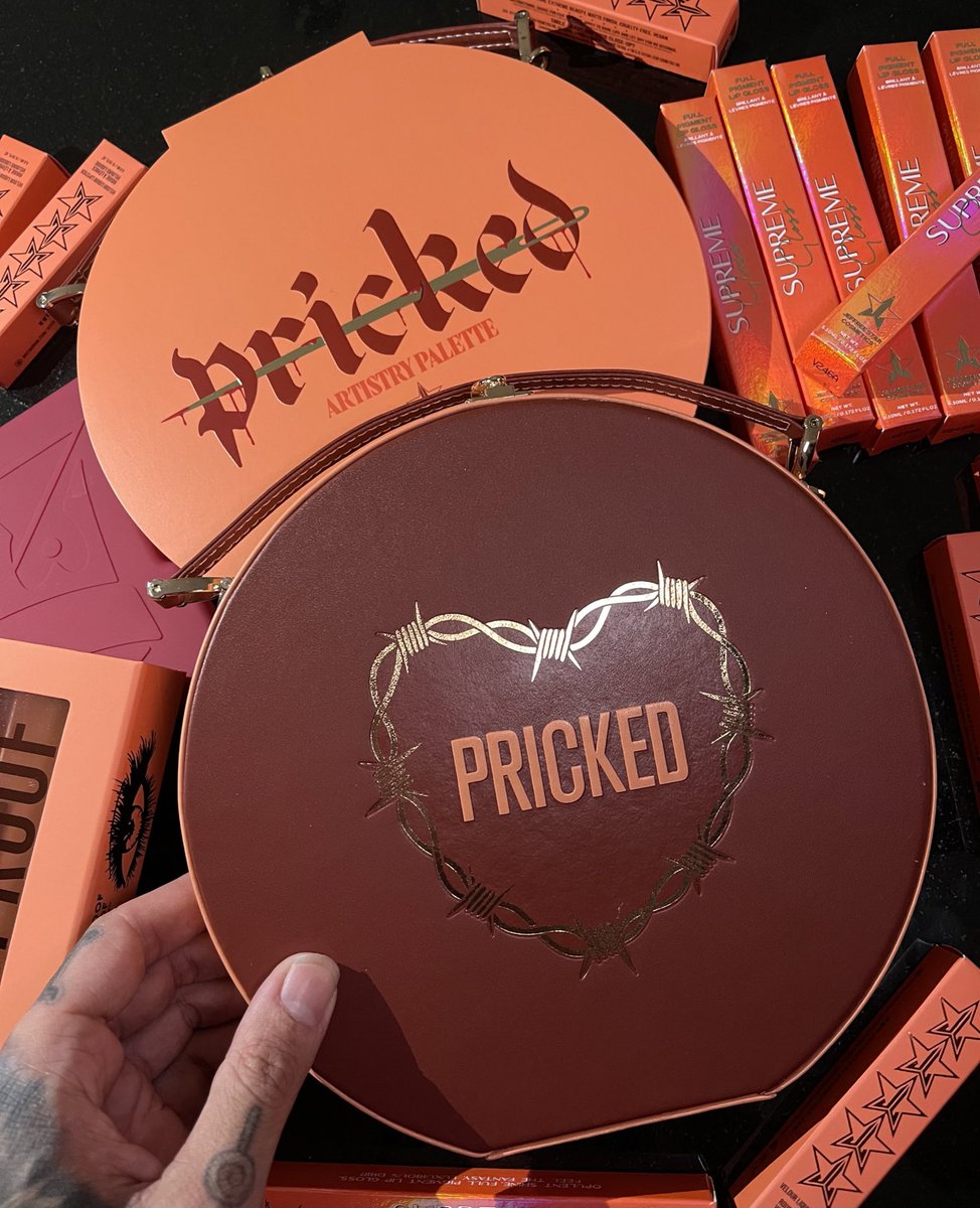 JeffreeStar's tweet photo. 🧡 Introducing the #PRICKED artistry palette &amp; collection!!!! 🔪 It’s time to dive deep into your inner desires &amp; express yourself. This one of a kind #jeffreestarcosmetics 18 pan eyeshadow purse is a dream!! 🔥 The FULL reveal video will be on my channel tomorrow 💯 https://t.co/Htc0QWbKz2