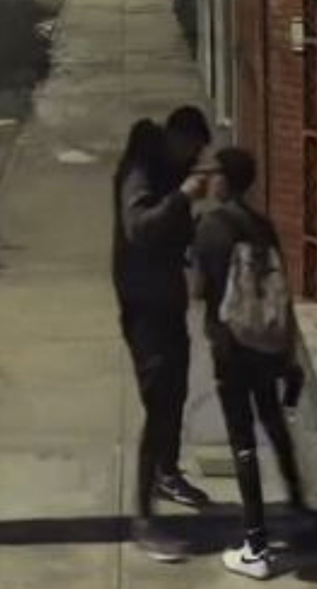 leydelacalle's tweet photo. Miren a este miserable apuntando con una pistola a la cabeza de este niño adolescente para robarle su celular en los Cedros de Villa-Chorrillos. Son capaces de matar hasta por un celular porque seguramente habrá otro desgraciado que comprará el aparato robado manchado de sangre. https://t.co/B4Upl84Yny