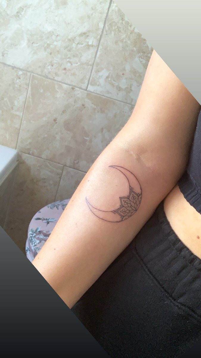 Beccijs's tweet photo. Finally under the needle again after so many years🌙 Now ready for the larger thigh piece in November✌🏼 https://t.co/22iXKTZZJ5