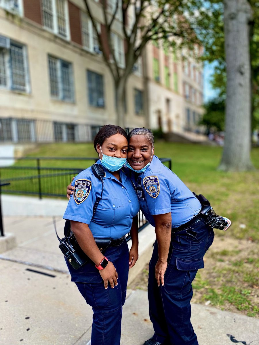 NYPD49Pct's tweet image. School 🏫 is back in session. Please be extra cautious 🚸while driving and yielding to school buses 🚌 and pedestrian 🚶‍♂️ traffic. @NYPDTransport. #Bronx #SchoolSafety #CrosswalkSafety